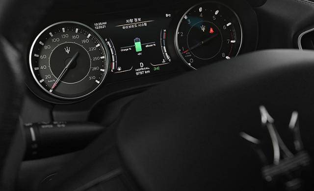 마세라티 역시 하이브리드 차량을 선보이며 '전동화의 흐름'을 입증한다.