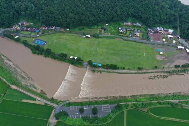 중부지역에 많은 비가 이어진 9일 오전 강원 원주시 호저면 산현리 칠봉체육공원으로 가는 외길이 하천 범람으로 막혀 10여 가구가 고립돼 있다. 연합뉴스