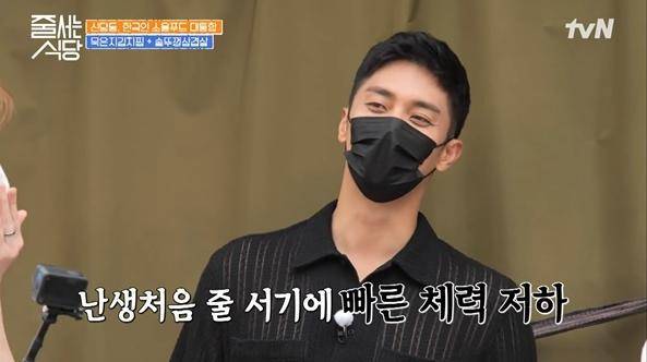 배우 성훈이 방송 중 태도 논란에 휩싸이면서 끝내 사과했다. tvN '줄 서는 식당' 영상 캡처