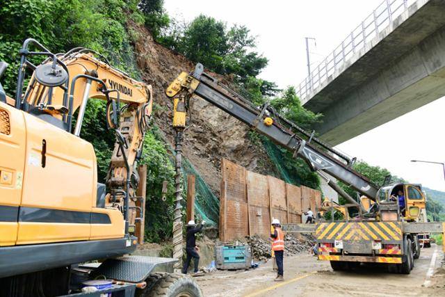 경기 안산시가 10일 오전 상록구 반월동 소재 도로 경사면에서 흘러내린 토사를 복구하고 있다. 안산시 제공 뉴시스