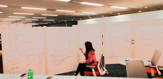 '롯데온(on)' 프로젝트 추진 당시, 미준씨가 화이트 보드 위에 구조도를 그리며 기획 회의를 준비하고 있다. 이미준 제공