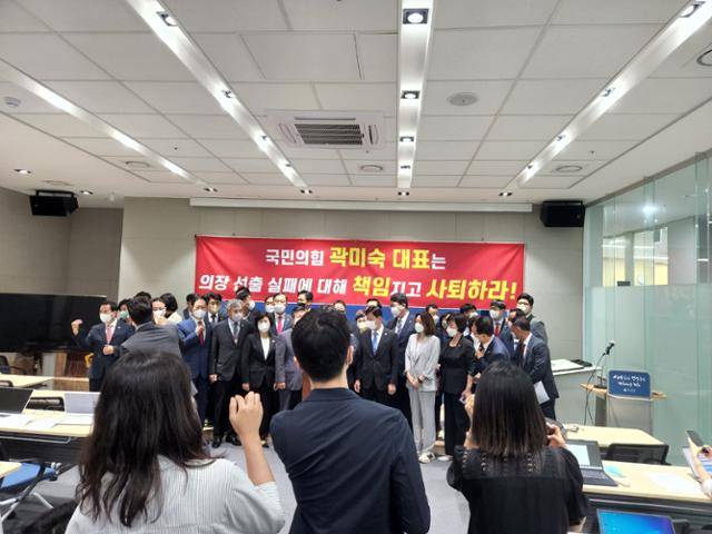 경기도의회 의장 선거에서 패한 국민의힘 의원 40명이 10일 기자회견을 열고 곽미숙 당대표의 사퇴를 촉구하고 있다. 경기도의회 제공