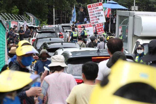 지난 7월 17일 경남 양산 하북면 평산마을 문재인 전 대통령 사저 앞에서 문 전 대통령 규탄 집회와 평산마을 일상회복 기원집회가 동시에 열려 혼잡한 모습을 보이고 있다. 뉴스1