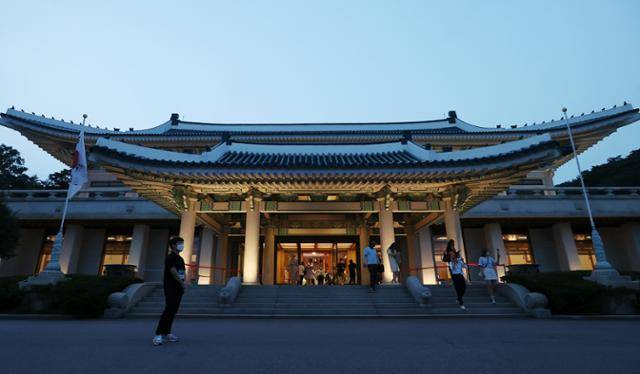 지난달 19일 오후 청와대에서 열린 '청와대, 한여름 밤의 산책' 언론 공개 행사에서 참가자들이 본관에서 나오고 있다. 연합뉴스