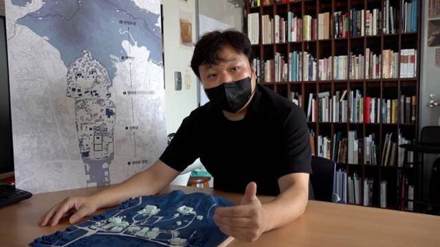 김정현 홍익대 건축학부 교수가 지난 5일 학교 연구실에서 청와대 권역 활용 방안을 설명하고 있다. 변한나 사원