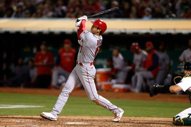 지난 10월 10일 오클랜드전에서 홈런을 치고 있는 추신수. EPA 연합뉴스