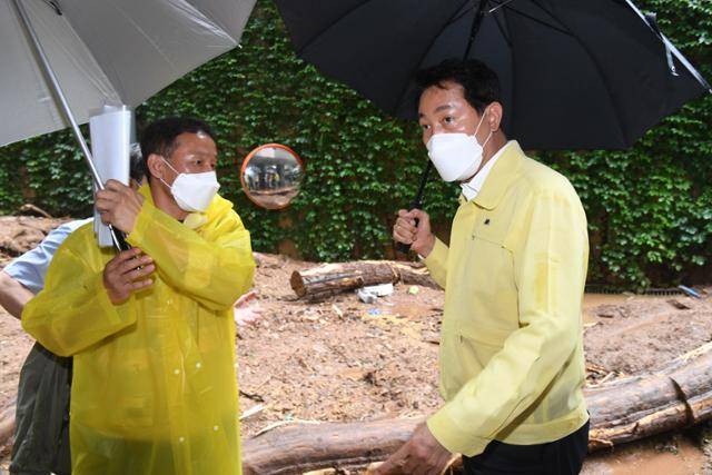 오세훈 서울시장이 9일 서울 구로구에서 전날 내린 폭우로 산사태가 발생한 현장을 점검하고 있다. 연합뉴스