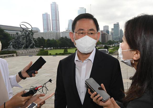 주호영 국민의힘 비대위원장이 10일 국회로 출근하며 취재진의 질문에 답하고 있다. 고영권 기자