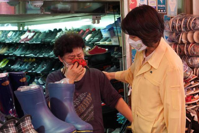 이영 중소벤처기업부 장관이 10일 서울 강남구 영동전통시장을 찾아 집중호우로 피해를 입고 눈물을 흘리는 소상상인을 위로하고 있다. 연합뉴스
