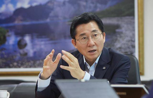 박경귀 아산시장이 아산항 개발의 필요성을 설명하고 있다. 아산시 제공