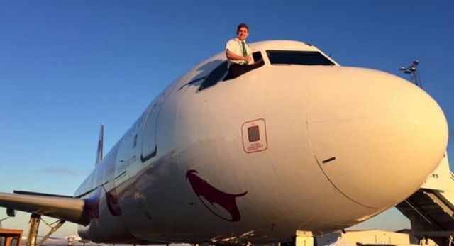 조종사로 일하던 당시 토드 스미스씨가 비행기에서 포즈를 취하고 있다. 도이체벨레