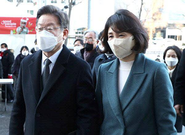 이재명(왼쪽) 더불어민주당 의원과 그의 배우자 김혜경씨. 연합뉴스