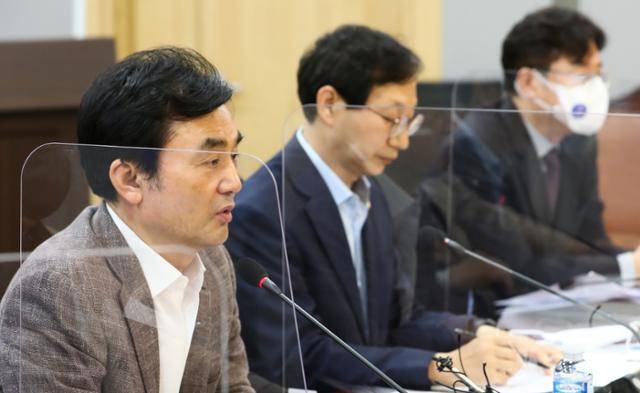 안규백(왼쪽) 더불어민주당 전국대의원대회 준비위원장이 6일 오후 서울 여의도 국회 의원회관에서 열린 전당대회준비위원회 강령분과 제1차 토론회 ‘민주당의 새로운 가치와 시대정신’에서 발언하고 있다. 뉴스1