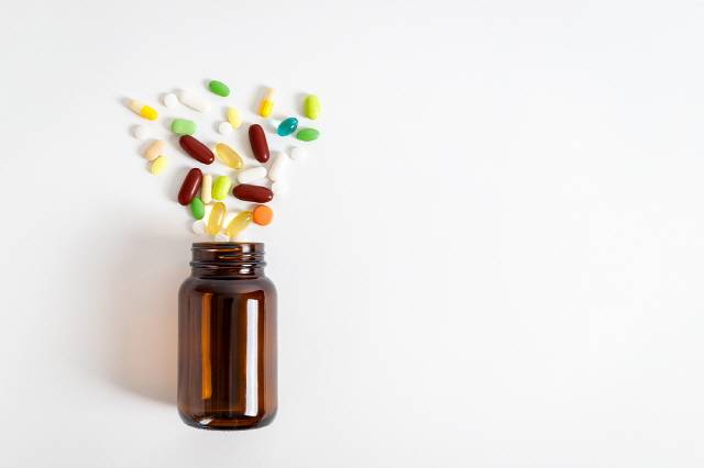 오래돼 비린내가 나는 오메가3지방산이나, 색이 변한 비타민은 먹지 않는 게 좋다./사진=클립아트코리아