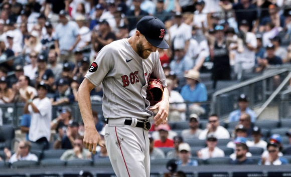 MLB 보스턴 선발진 한축을 맡아야할 크리스 세일이 지난 7월 18일(한국시간) 열린 뉴욕 양키스와 원정 경기 도중 타구에 왼손 약지를 맞은 뒤 고통을 호소하고 있다. [사진=뉴시스]