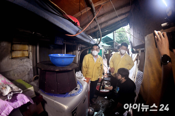 더불어민주당 박홍근 원내대표가 10일 서울 강남구 구룡마을 수해현장 찾아 살펴보고 있다. [사진=국회사진취재단]