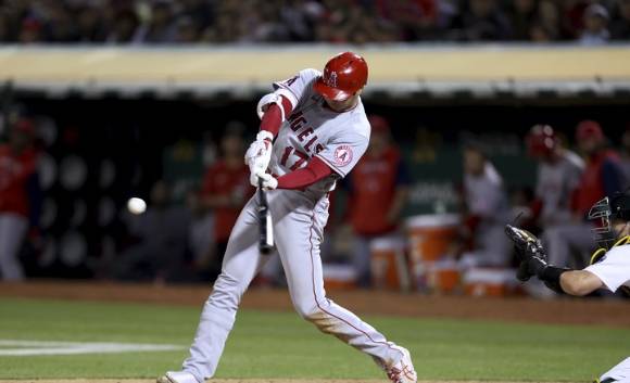 MLB 역사상 1918시즌 베이브 루스 이후 104년 만에 단일 시즌 10승-10홈런 이상을 달성한 LA 에인절스 오타니 쇼헤이가 10일(한국시간) 열린 오클랜드와 원정 경기에서 7회초 솔로 홈런(시즌 25호)을 쏘아 올리고 있다. [사진=뉴시스]
