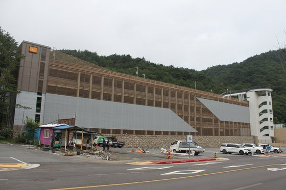 국토교통부와 양양군이 오색 자연·휴양체험지구 사업으로 조성한 공영주차장 건물. 현재는 운영하지 않는다. [사진 양양군]