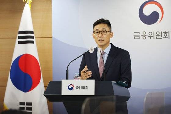 권대영 금융위원회 금융정책국장이 10일 정부서울청사 브리핑실에서 자영업자·소상공인 대환 프로그램 도입 브리핑을 하고 있다. 연합뉴스