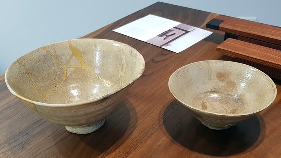 조선의 이도다완은 일본에서 국보로 지정될 정도로 가치를 인정받는다. 오른쪽이 코이도다완. 왼쪽의 보통 찻사발보다 크기가 작다. 신준봉 기자