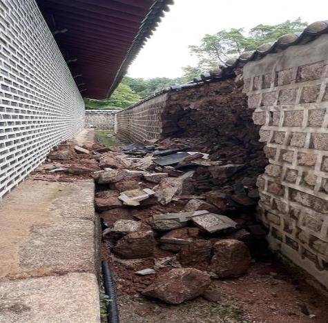 종묘 공신당 뒤편 담장이 무너진 모습. 사진 문화재청