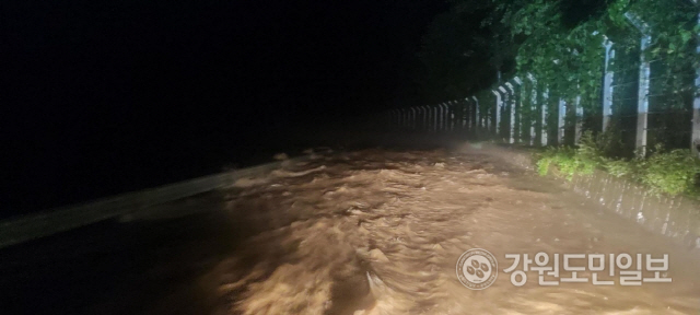 ▲ 홍천 남면 남노일리 마을 진출입로가 10일 새벽1시쯤 불어난 강물로 인해 도로가 완전히 잠겼다.