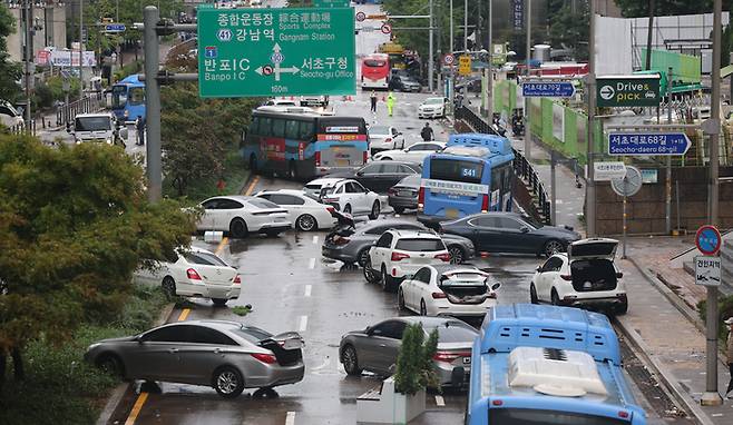 9일 서울 서초구 진흥아파트 앞 서초대로 일대에 폭우에 침수됐던 차량들이 뒤엉켜 있다.   연합뉴스