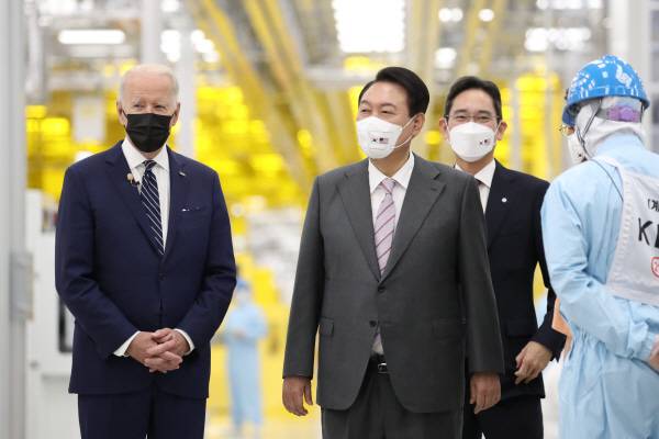 지난 5월 조 바이든 미국 대통령이  윤석열 대통령과 20일 오후 경기도 평택시 삼성전자 반도체공장을 방문, 이재용 부회장의 안내를 받으며 공장을 시찰하고 있다. 연합뉴스