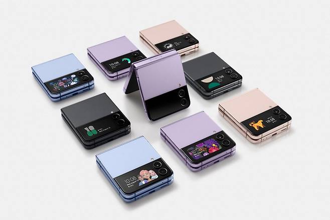 A promotional image of Galaxy Z Flip 4 smartphones (Samsung Electronics)
