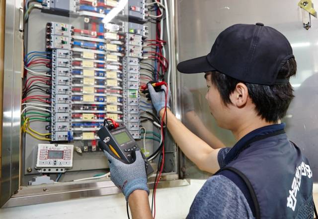 한국전기안전공사 직원이 전기 차단설비를 점검하고 있다.(사진=한국전기안전공사)