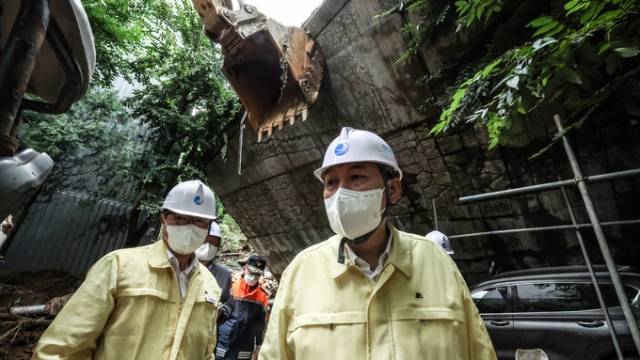 윤석열 대통령이 10일 오후 서울 동작구 극동아파트 옹벽 붕괴 현장을 방문하고 있다. 대통령실 제공