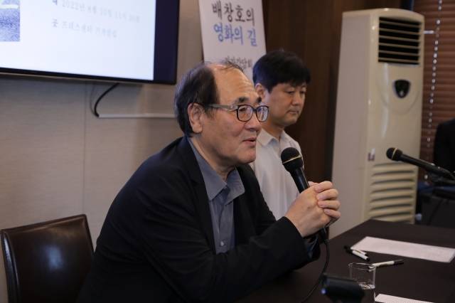 대담집 ‘배창호의 영화의 길’을 낸 배창호 영화감독(왼쪽)이 10일 서울 중구 프레스센터에서 열린 기자간담회에서 기자들의 질문에 답하고 있다. 오른쪽은 이번 책에서 대담을 진행한 안재석 감독. 도서출판 작가 제공