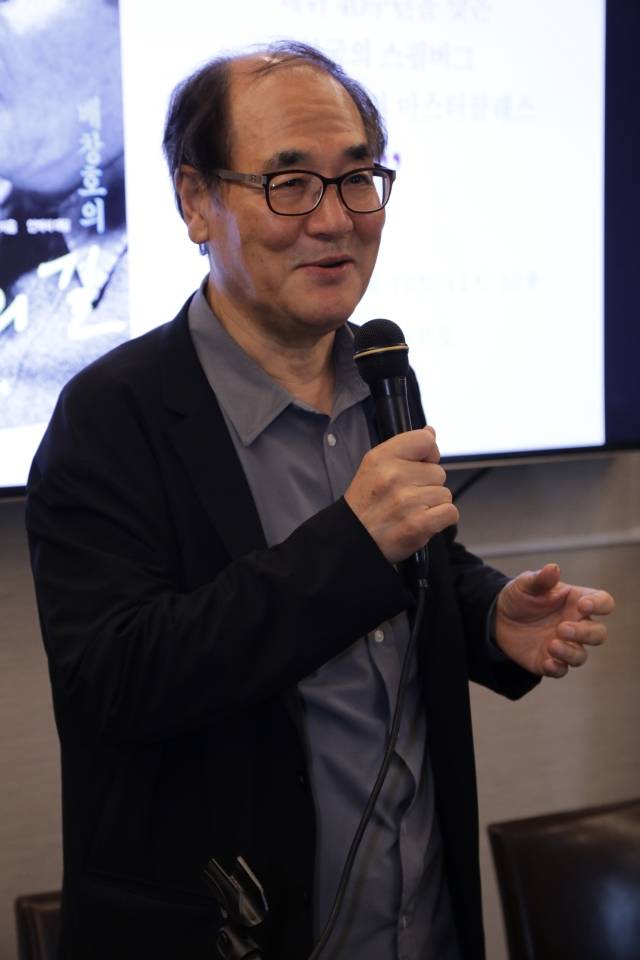 대담집 ‘배창호의 영화의 길’을 낸 배창호 영화감독이 10일 서울 중구 프레스센터에서 열린 기자간담회에서 기자들의 질문에 답하고 있다. 도서출판 작가 제공