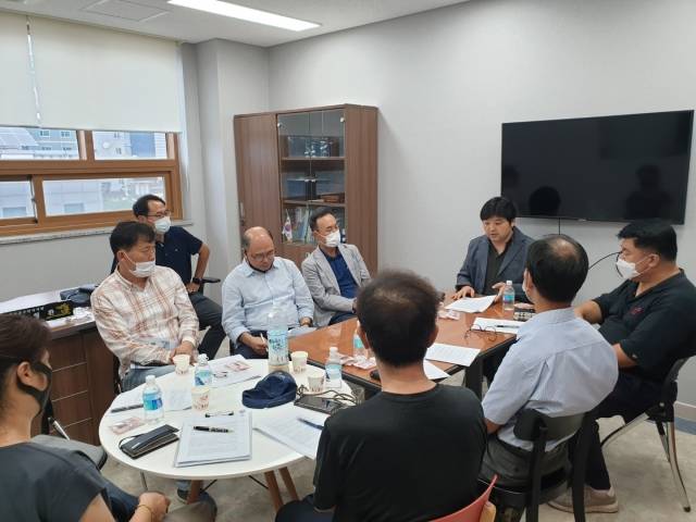 10일 오후 4시 인천 중구 운서동주민자치센터 3층 회의실에서 영종도카지노대책위원회 준비위원들이 모여 공개발표회를 앞두고 의견을 교환하고 있다. 영종도카지노대책위원회준비위원회 제공