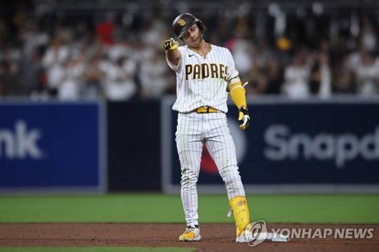 (샌디에이고 USA투데이스포츠/로이터=연합뉴스) 샌디에이고 김하성이 10일(한국시간) 미국 캘리포니아주 샌디에이고 펫코 파크에서 열린 샌프란시스코와의 홈 경기, 8회 자신의 타석 앞에서 상대가 고의사구를 택하자, 적시 2루타로 타점을 올린 뒤 세리머니를 하고 있다.