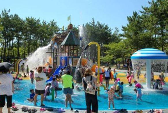 어느 아파트 단지에 조성된 물놀이터(기사 내용과 무관한 참고 이미지) / 사진=연합뉴스