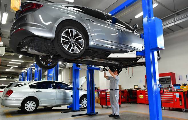 르노코리아자동차 정비소에서 차량을 점검하고 있는 모습 [사진 제공 = 르노코리아]