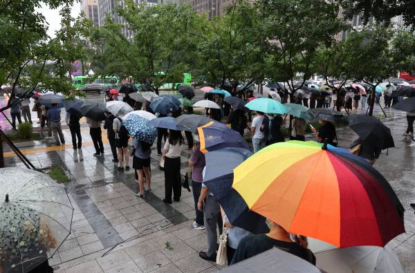 지난 9일 오후 서울 종로구 세종로사거리 인근에서 퇴근길 시민들이 버스를 기다리고 있다. [사진 출처 = 연합뉴스]