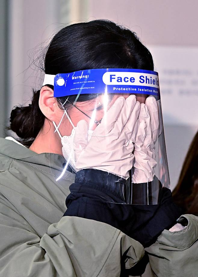 '계곡살인' 사건의 피의자 이은해(31)씨가 지난 4월 19일 오후 구속 전 피의자 심문(영장실질심사)을 받기 위해 인천시 미추홀구 인천지방법원으로 들어서고 있다. [사진 출처 = 연합뉴스]