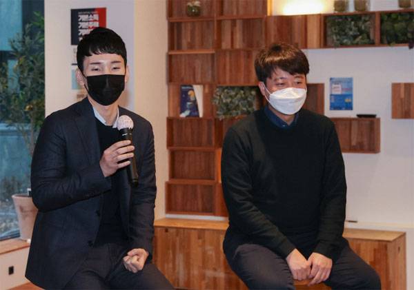 박민영 국민의힘 대변인(왼쪽)이 지난 1월 서울 여의도 카페에서 열린 자신의 책 `MZ세대라는 거짓말` 북콘서트에서 이준석 전 국민의힘 대표와 나란히 앉아 인사말을 하고 있다. [김호영 기자]