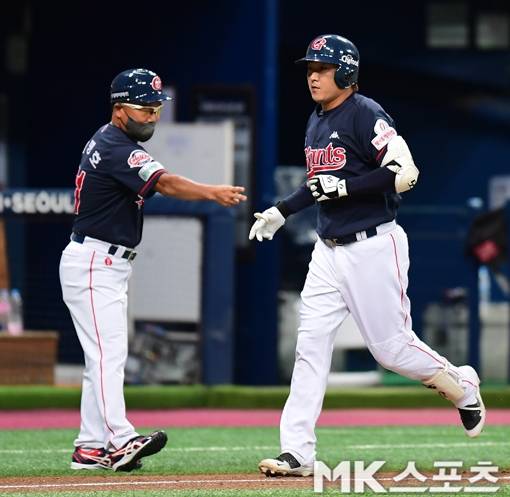 코로나19에서 복귀한 정훈은 9회 쐐기 투런 홈런을 날려 승리를 견인했다. 사진(고척 서울)=김재현 기자