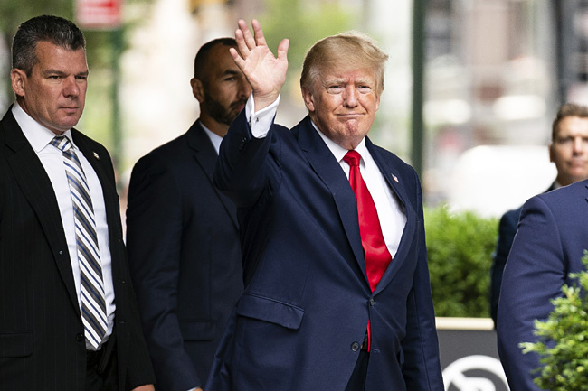 도널드 트럼프 전 미국 대통령이 10일(현지시간) 미국 뉴욕주 검찰에 출두하기 위해 트럼프타워를 떠나며 지지자들에게 손을 흔들어 보이고 있다. AP 연합뉴스