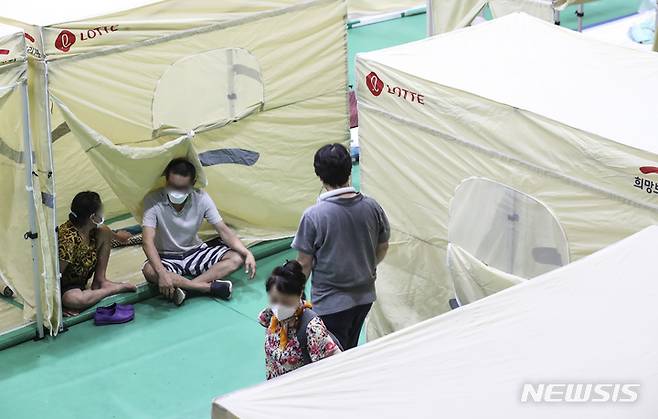 [서울=뉴시스] 김근수 기자 = 서울 지역에 많은 비가 내린 9일 오후 서울 강남구 구룡중학교 체육관에 폭우 피해 이재민들이 구호텐트에서 휴식을 취하고 있다. 2022.08.09. ks@newsis.com