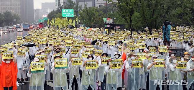 [서울=뉴시스] 김금보 기자 = 보건의료노조 노조원들이 23일 오후 서울 종로구 동화면세점 앞에서 보건의료노조 총력투쟁 결의대회를 하고 있다. 2022.06.23. kgb@newsis.com