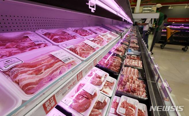 [서울=뉴시스] 이영환 기자 = 대형마트에 삼겹살 등 돼지고기가 진열돼 있다. 2022.06.02. 20hwan@newsis.com