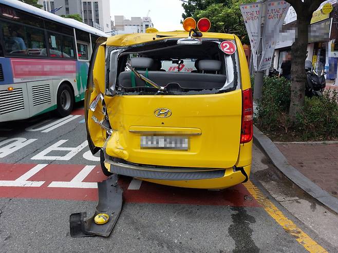 [부산=뉴시스] 추돌 사고 난 학원 차량. (사진=부산경찰청 제공) *재판매 및 DB 금지