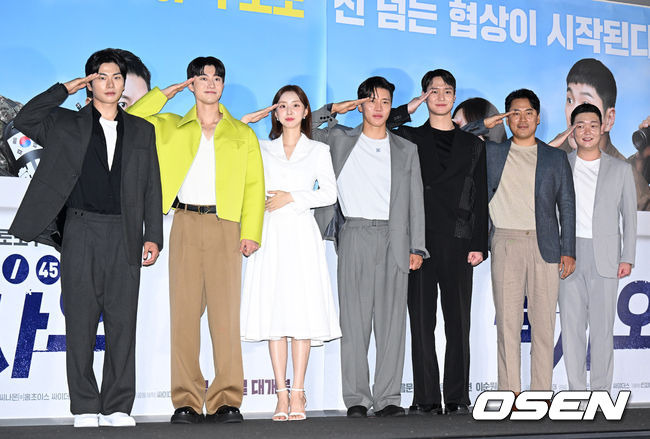 [OSEN=이대선 기자] 10일 오후 서울 CGV 용산아이파크몰에서 영화 ‘육사오 (감독 박규태)’ 언론시사회가 열렸다.  배우 이이경, 곽동연, 박세완, 음문석, 고경표, 이순원, 김민호가 포토타임을 하고 있다. 2022.08.10 /sunday@osen.co.kr