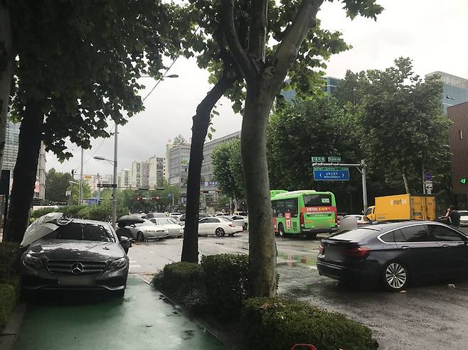 9일 오전 서울 강남구 대치동 부근 도로에 지난밤 내린 폭우로 침수된 차들이 놓여 있다. 연합뉴스