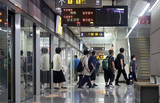 동작역을 제외한 지하철 9호선 전구간 정상운행이 재개된 9일 오후 서울 동작구 지하철 9호선 노들역에서 시민들이 열차를 이용하고 있다. 뉴시스