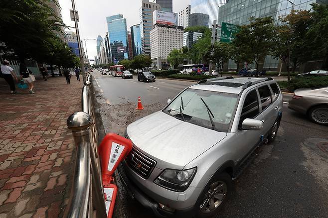 10일 오전 서울 강남역 인근에 침수된 차가 방치되어 있다.    연합뉴스